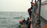 Đưa các nhà khoa học bị nạn lên tàu cứu hộ trên biển
