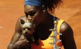 Serena Williams hôn cún cưng sau khi chiến thắng ở Madrid Masters năm 2013. Ảnh: BBC