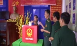 Lực lượng Biên phòng Hòn Chuối bỏ lá phiếu đầu tiên cùng với bà con trên đảo.