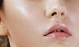Skincare chăm chỉ nhưng da vẫn nổi mụn, nguyên nhân là do dưỡng ẩm quá đà