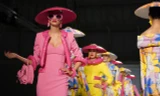 Moschino gây sốc khi khai màn Tuần lễ thời trang Milan với BST lấy cảm hứng từ phao bơi