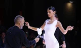 Bella Hadid khiến khán giả kinh ngạc với màn mặc váy bằng sơn phun ngay trên sàn diễn