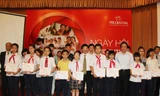 Prudential và Tiền Phong trao học bổng cho học sinh nghèo