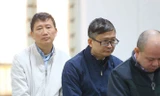 Bị cáo Trịnh Xuân Thanh (áo trắng) và Đinh Mạnh Thắng (người đeo kính) tại tòa sơ thẩm.