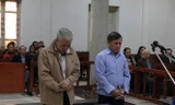 Các bị cáo Nguyễn Đức Thắng (bìa trái) và Nguyễn Đức Lợi tại tòa.