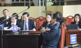 Bị cáo Phan Văn Vĩnh ngồi khi xét hỏi trong sáng 20/11. 
