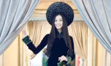 Khánh My mặc áo dài, đội mấn 'khủng'