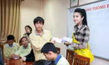 Á hậu Huyền My tặng quà cho gia đình các bệnh nhi có hoàn cảnh khó khăn.