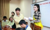 Á hậu Huyền My tặng quà cho gia đình các bệnh nhi có hoàn cảnh khó khăn.
