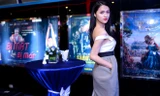 Hương Giang Idol trễ nải vòng 1 gợi cảm ở rạp phim