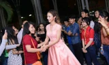 Jennifer Phạm bối rối khi được fans chào đón quá nồng nhiệt trên thảm đỏ Đêm hội chân dài 8.