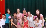 Á hậu Phạm Hương đến thăm trẻ nhiễm độc da cam