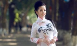 Thúy Nga trẻ trung, xinh đẹp với áo dài họa tiết ngựa