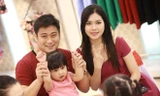 Minh Tiệp và vợ tình cảm đi mua quần áo cho con gái