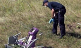 Nhân viên điều tra tại hiện trường rơi máy bay MH17.