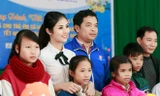 Hoa hậu Ngọc Hân trao quà Tết cho trẻ em nghèo