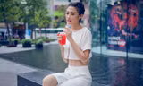 Kha Mỹ Vân bất ngờ dịu dàng và nữ tính, khoe vòng eo thon 'con kiến'.
