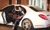 Thái Như Ngọc ngồi xế hộp bạc tỷ tới xem show thời trang.
