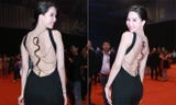 Ngọc Trinh dùng trang sức rắn che lưng trần