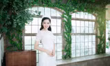 Linh Chi dịu dàng và nữ tính khi mặc váy cưới.