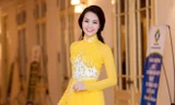 Á hậu Thụy Vân rực rỡ áo dài vàng giữa trời đông