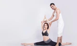 Khánh Thi khoe dáng nuột nà bên cạnh thầy dậy yoga.