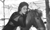 Maria Đinh Phương Ánh sexy trên lưng ngựa