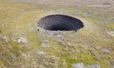 Hố trũng khổng lồ xuất hiện ở lãnh nguyên Siberia vào năm ngoái. Ảnh: CNN