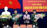 Bí thư Tỉnh ủy Yên Bái Phạm Thị Thanh Trà chúc mừng Đại tá Lê Văn Trung và Đại tá Trần Công Ứng.