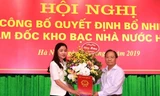 Thứ trưởng Đỗ Hoàng Anh Tuấn trao quyết định và chúc mừng bà Nguyễn Thị Thanh Hương.