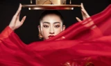 Hoa hậu Lương Thuỳ Linh đẹp mê hoặc trong điệu múa mâm vàng
