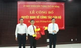 Đại diện lãnh đạo Đà Nẵng trao quyết định cho ông Phan Văn Sơn. Ảnh: VGP/Minh Trang