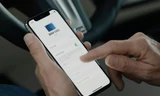 Người dùng có thể mở khóa ôtô với tính năng CarKey mới trên iOS 14. Ảnh: The Verge
