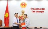 Chủ tịch UBND tỉnh Bình Định Hồ Quốc Dũng trao quyết định bổ nhiệm đồng chí Trần Viết Bảo.