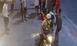 Kinh hãi cảnh thanh niên bị nhóm côn đồ vây chém giữa phố