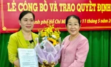 Phó Bí thư Thành ủy TPHCM Võ Thị Dung trao quyết định và chúc mừng đồng chí Nguyễn Thanh Xuân.