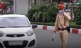 CLIP: Tài xế bỏ xe ôtô khi bị kiểm tra nồng độ cồn ở Hà Nội