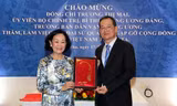 Bà Trương Thị Mai tặng quà lưu niệm cho Đại sứ quán Việt Nam tại Qatar. (Ảnh: Ngự Bình/TTXVN)