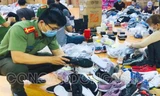 Công an đang phân loại hàng chục nghìn sản phẩm trong kho hàng lậu. Ảnh: Công an Đồng Nai