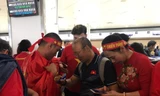 Cổ động viên ra sân bay tiễn U22 Việt Nam 'vinh quy bái tổ'
