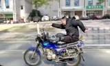 Lái bằng chân, người đàn ông múa may trên xe máy