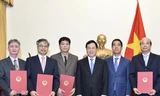Phó Thủ tướng, Bộ trưởng Bộ Ngoại giao Phạm Bình Minh trao quyết định và chúc mừng 4 tân Tổng Lãnh sự.