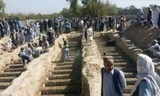 Hố chôn tập thể của các nạn nhân vụ đánh bom nhà thờ tỉnh Kandahar ngày 15/10. Ảnh: RT