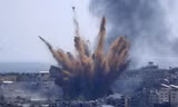 Một mục tiêu tại Dải Gaza bị không kích ngày 13/5. Ảnh: Reuters