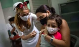 Một em nhỏ được tiêm vắc-xin Soberana-02 ở Havana (Cuba). Ảnh: AP