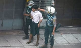 Cảnh sát Myanmar khống chế một người biểu tình ngày 19/3. Ảnh: Reuters