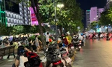 Người dân đi phố đi bộ Nguyễn Huệ sắp hết cảnh vừa chơi, vừa giữ xe máy