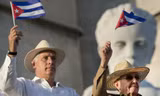 Ông Miguel Diaz-Canel (trái) và ông Raul Castro (phải) trong sự kiện kỉ niệm ngày Quốc tế Lao động năm 2019. Ảnh: AP