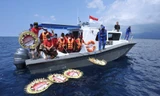 Thả vòng hoa tưởng niệm thủy thủ đoàn tàu KRI Nanggala-402. Ảnh: Reuters