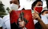 Người Myanmar cầm ảnh bà Suu Kyi biểu tình ở Bangkok (Thái Lan). Ảnh: Reuters